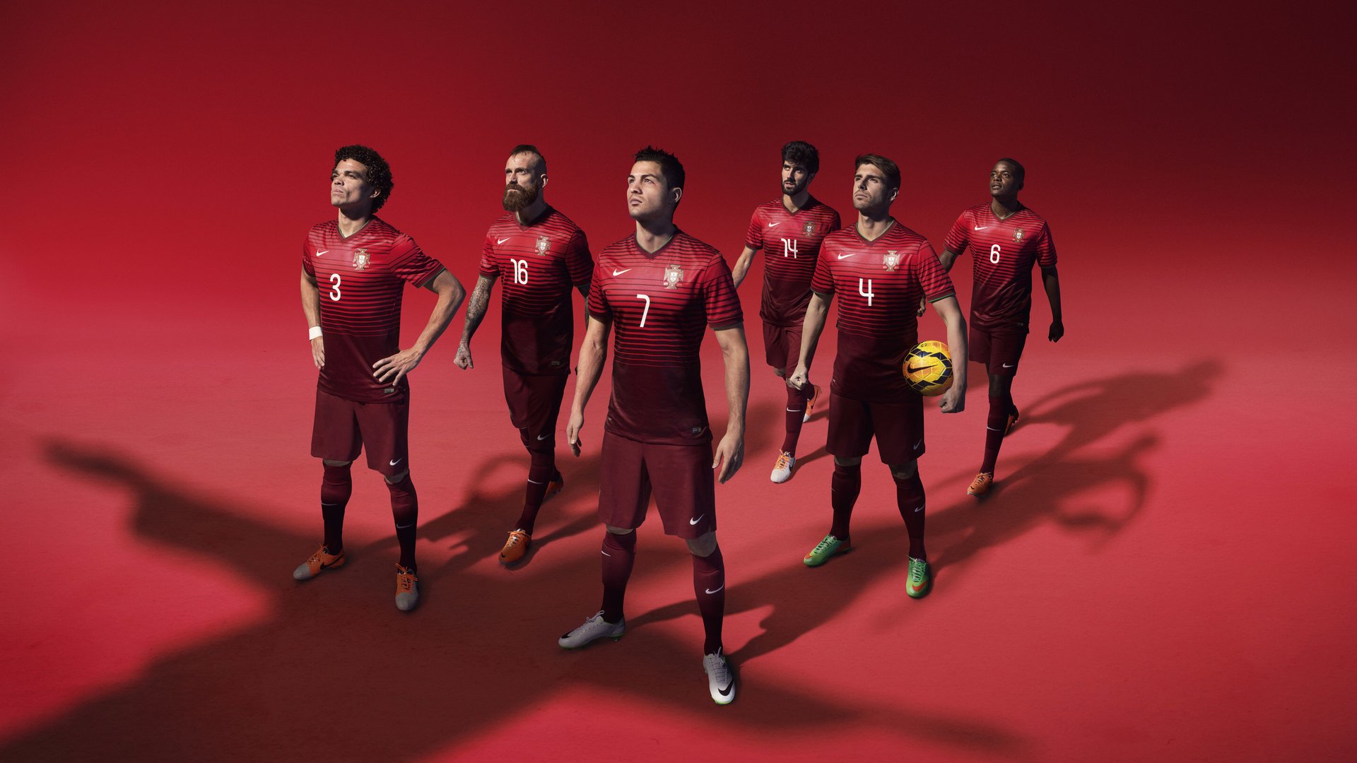 桑德兰攻守转换迅速，光明球场稳步前进，桑德兰主场球衣