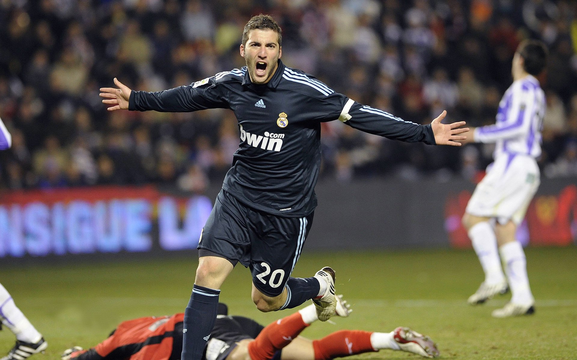 赛事创新：采用虚拟仿真技术模拟比赛场景，虚拟仿真赛道竞赛